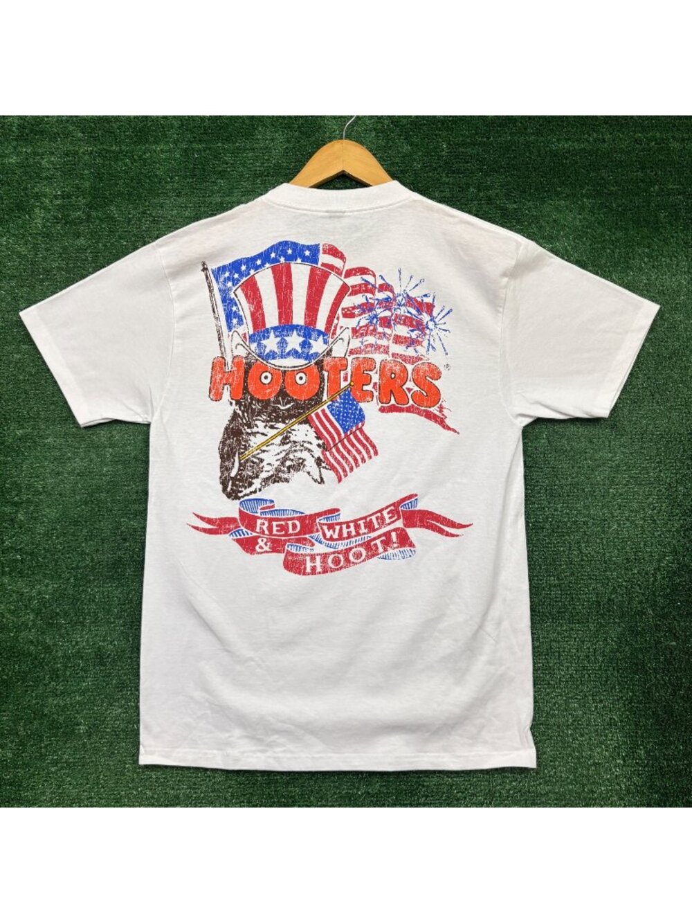 Hooters Red White and Hooters T-Shirt Size Medium